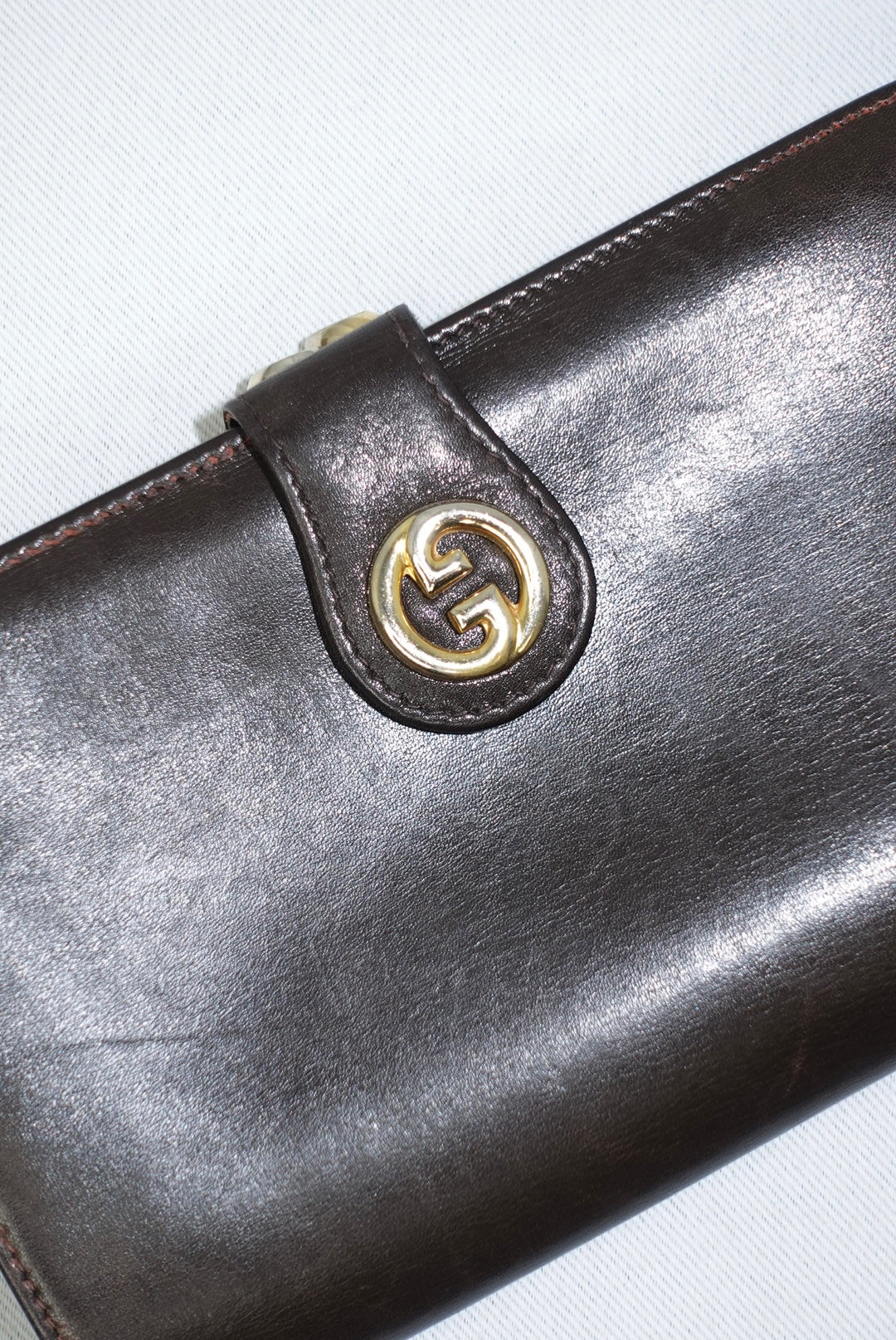 Portafoglio Gucci Vintage Medium in marrone cioccolato con logo GG color oro