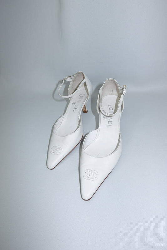 042. Chanel Logo White Pointed Toe Kitten Heels Décolleté 37