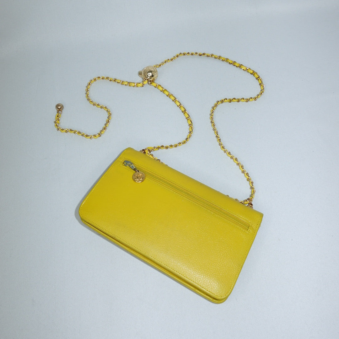 Portafoglio Chanel Vintage rielaborato con patta e catena in pelle caviale giallo senape con logo CC ricamato