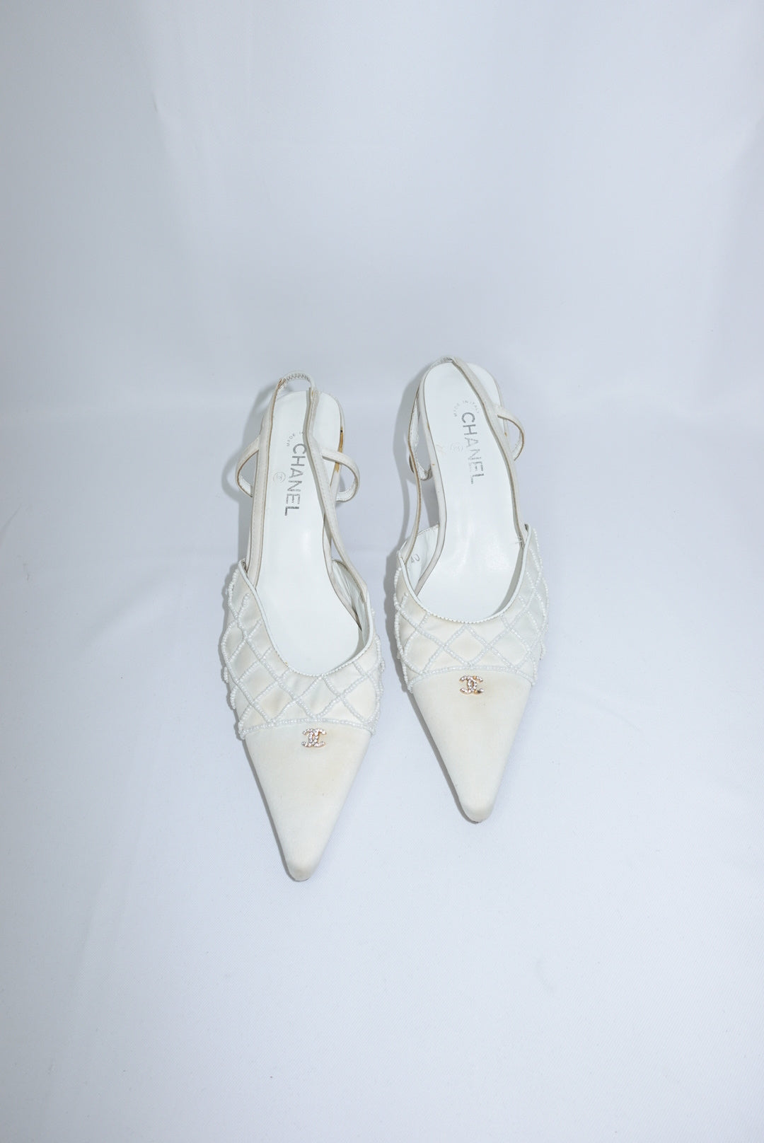 Chanel Quilted Pearl And Crystal Logo White Pointed Toe Kitten Heels Décolleté 40C