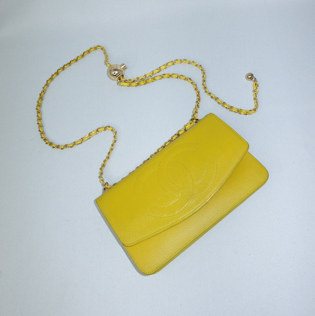 Portafoglio Chanel Vintage rielaborato con patta e catena in pelle caviale giallo senape con logo CC ricamato