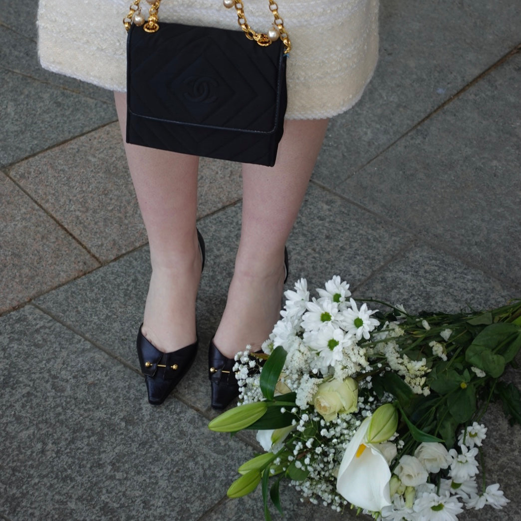 Scarpe Chanel Vintage con tacco a spillo nere e borchie dorate