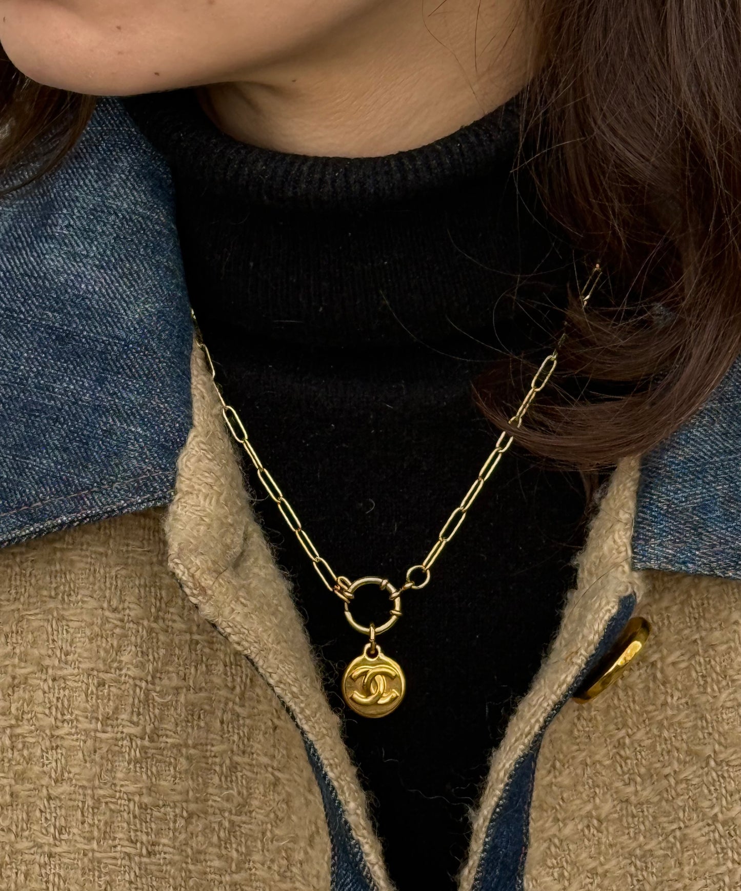 Collana con ciondolo vintage rielaborato color oro Chanel