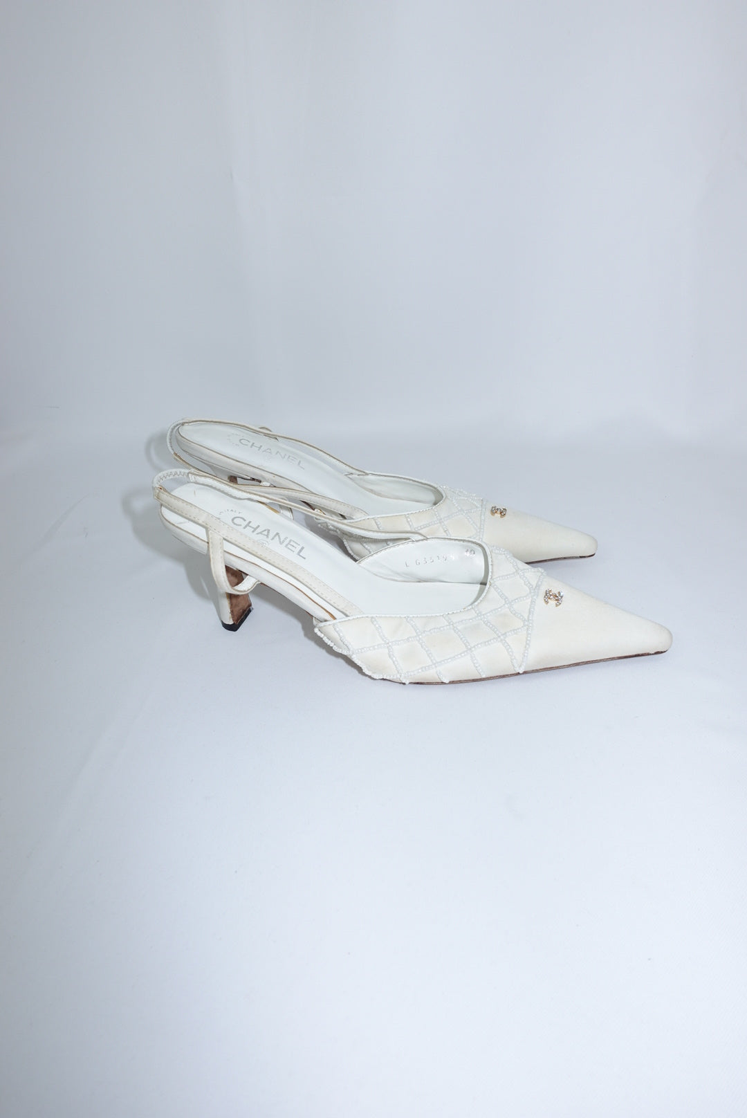 Chanel Quilted Pearl And Crystal Logo White Pointed Toe Kitten Heels Décolleté 40C