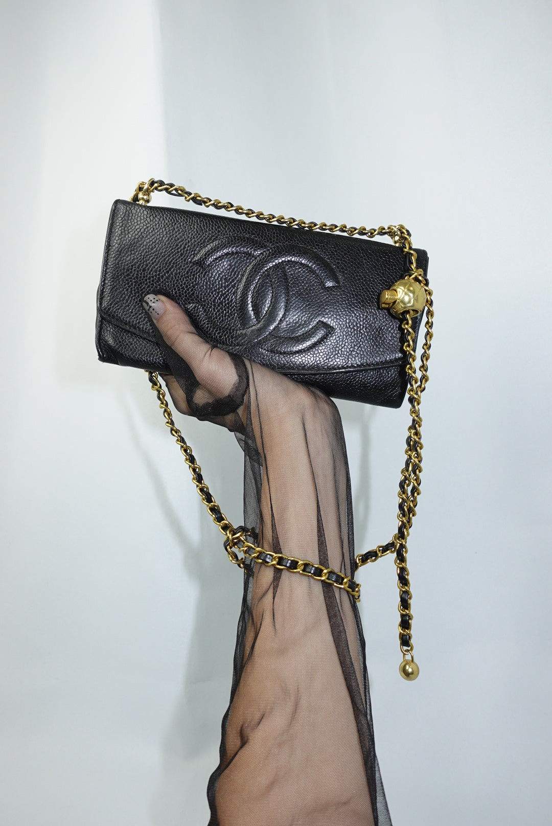 Portafoglio lungo vintage rielaborato Chanel con catena e logo CC in caviale nero