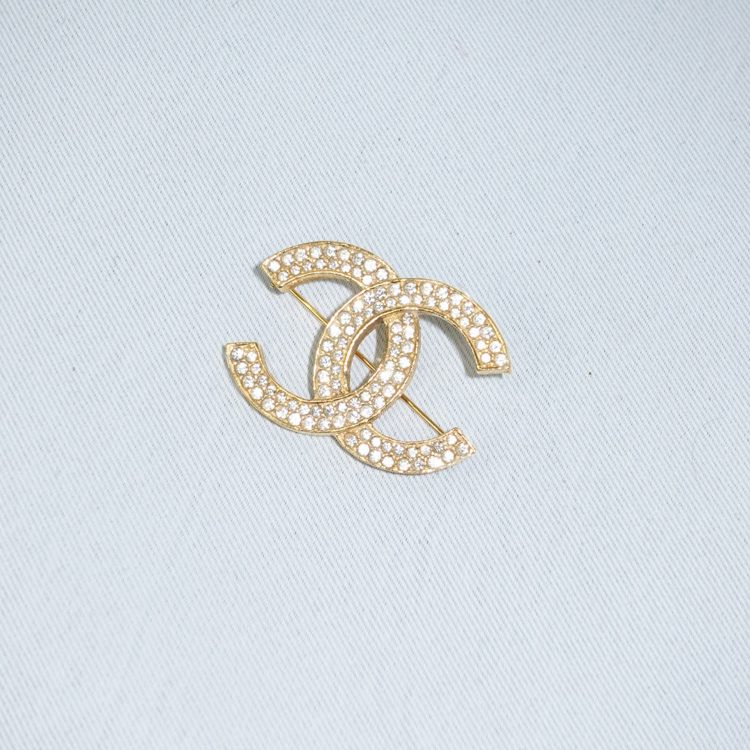Spilla Chanel Vintage con logo CC color oro e cristalli