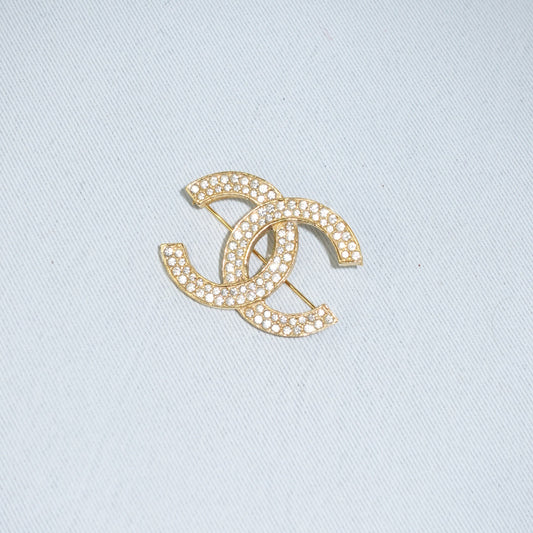 Spilla Chanel Vintage con logo CC color oro e cristalli
