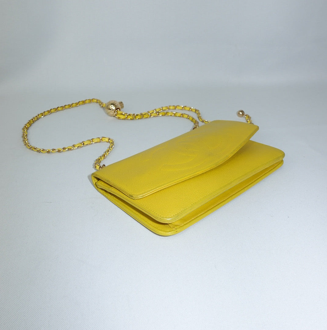 Portafoglio Chanel Vintage rielaborato con patta e catena in pelle caviale giallo senape con logo CC ricamato