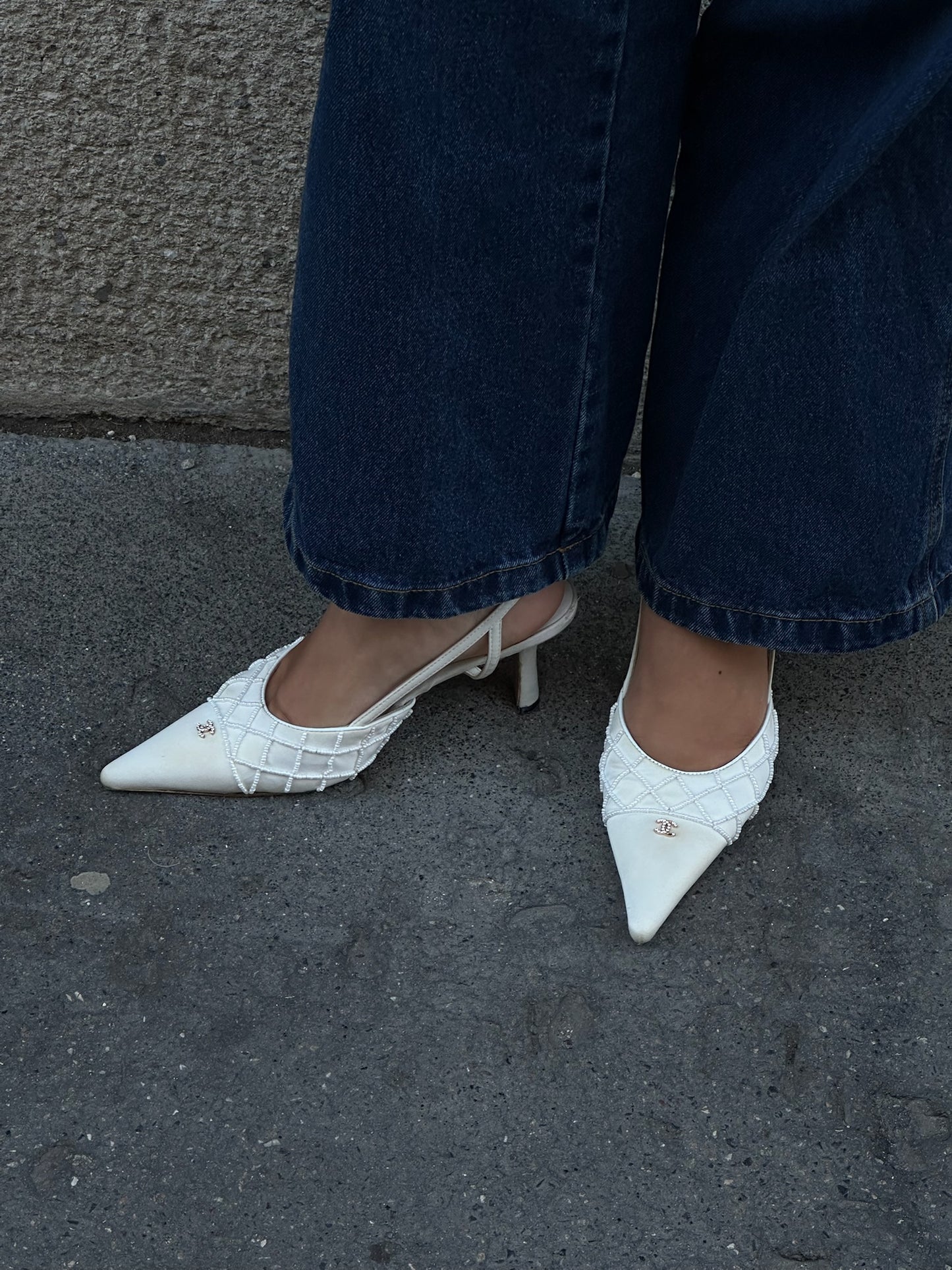 Chanel Quilted Pearl And Crystal Logo White Pointed Toe Kitten Heels Décolleté 40C