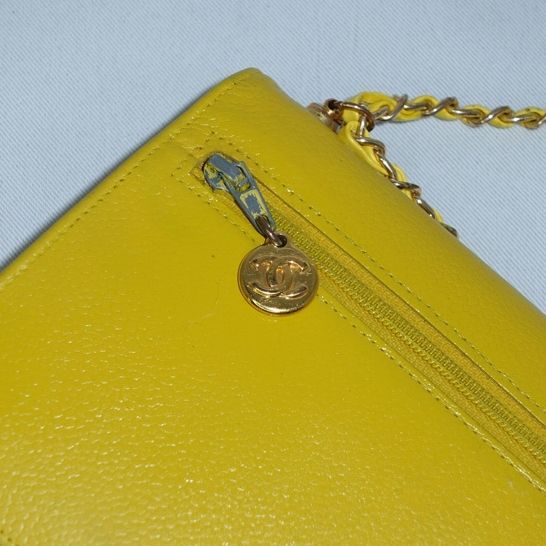 Portafoglio Chanel Vintage rielaborato con patta e catena in pelle caviale giallo senape con logo CC ricamato