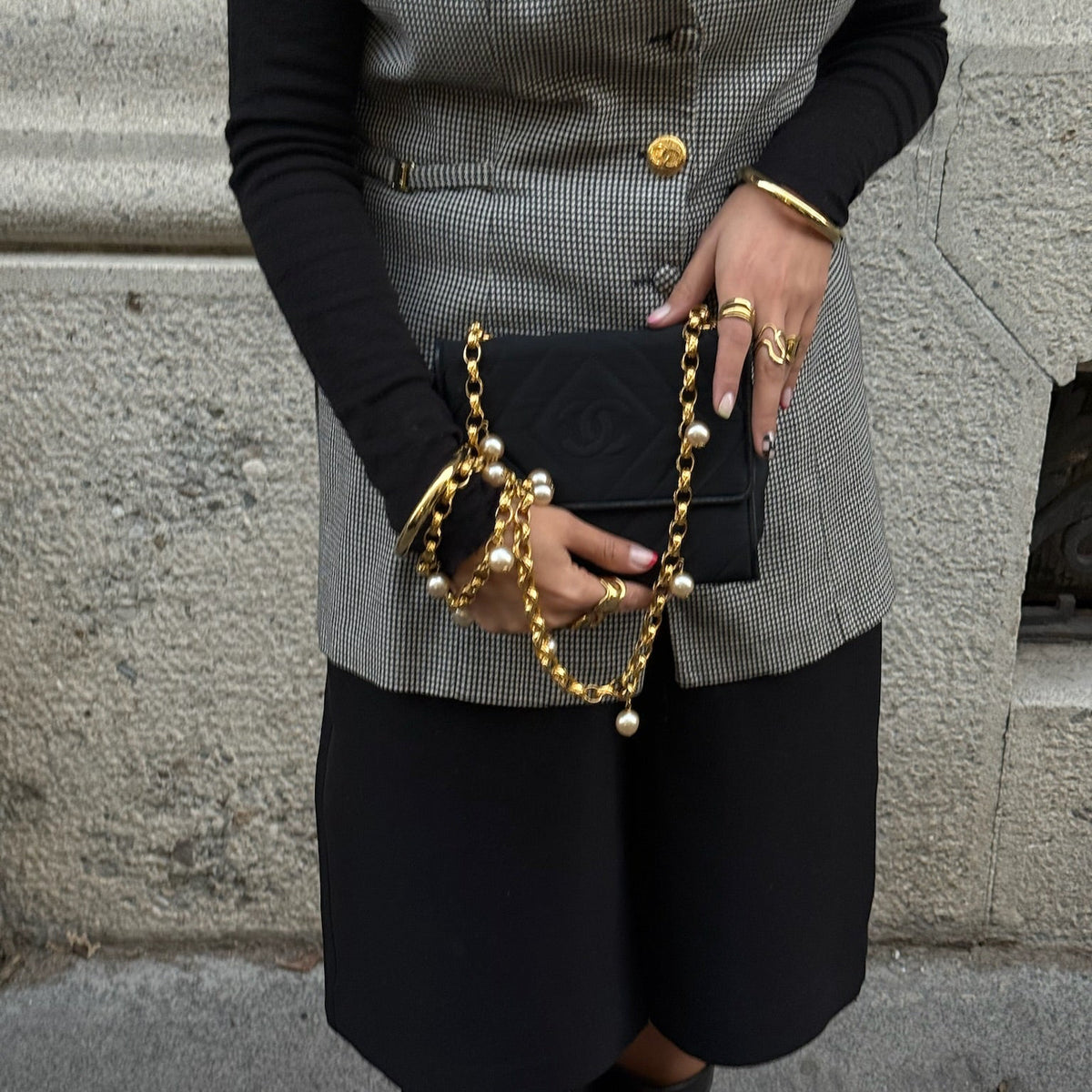Borsa Chanel Vintage in raso con catena di perle e logo CC ricamato
