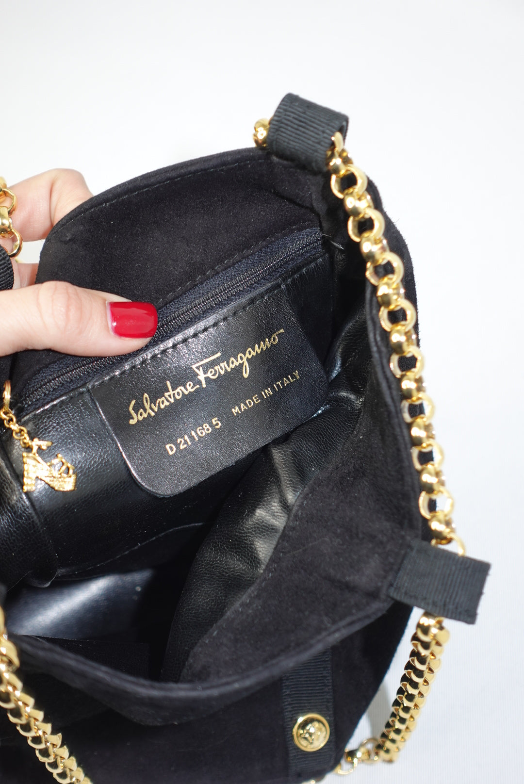 Borsa a secchiello Salvatore Ferragamo in pelle scamosciata nera e borchie dorate