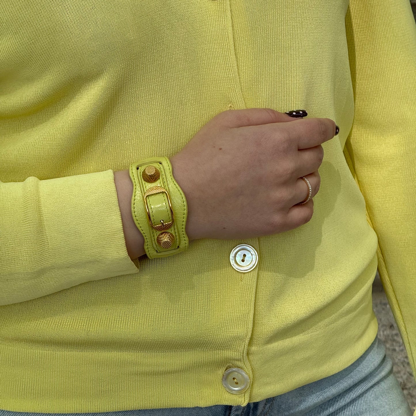 Bracciale giallo con borchie Balenciaga