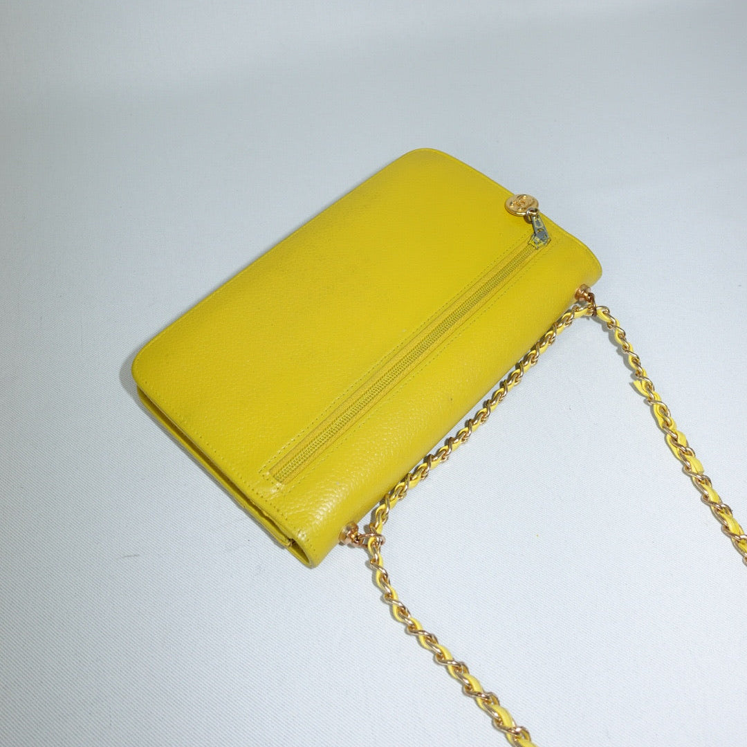 Portafoglio Chanel Vintage rielaborato con patta e catena in pelle caviale giallo senape con logo CC ricamato