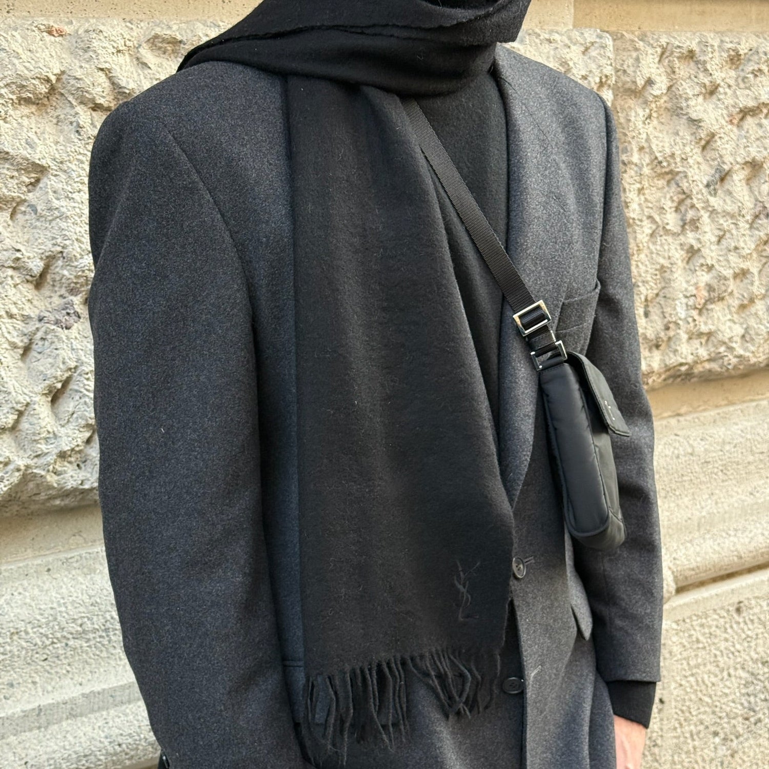 Sciarpa di lana nera Yves Saint Laurent