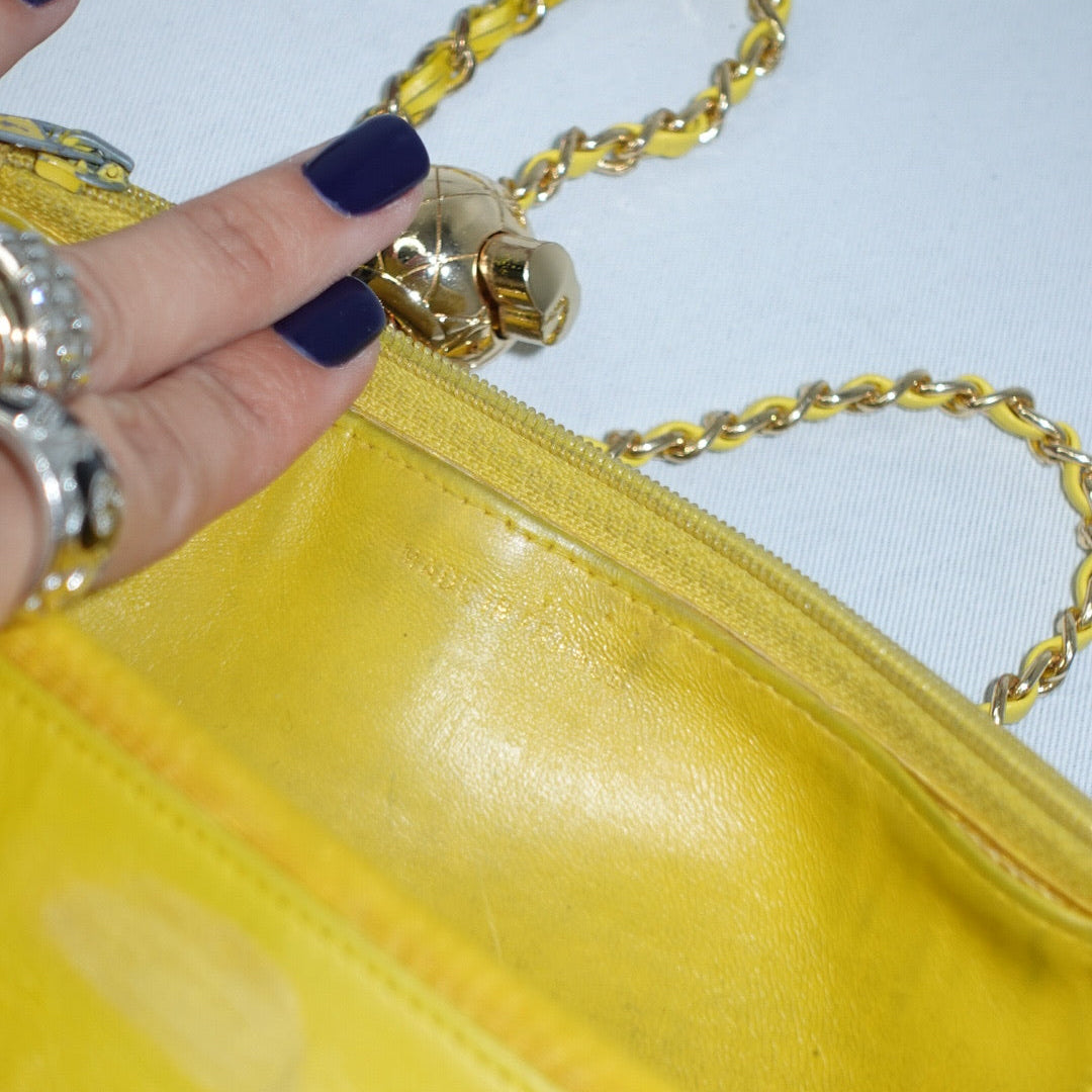 Portafoglio Chanel Vintage rielaborato con patta e catena in pelle caviale giallo senape con logo CC ricamato