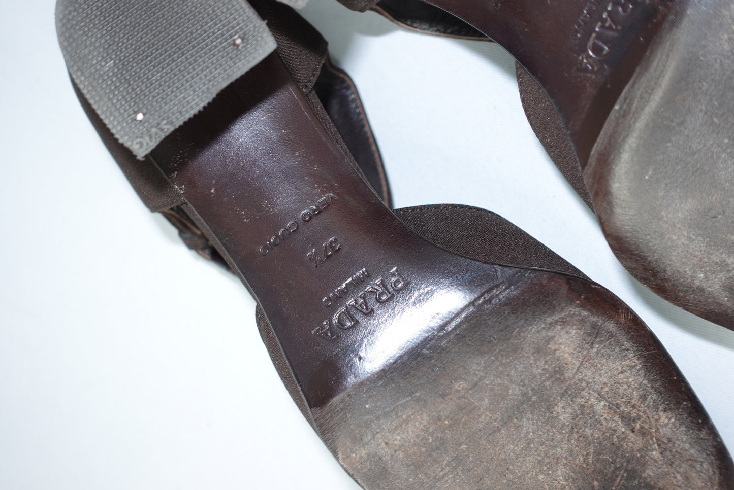 Décolleté vintage in tessuto tecnico marrone Prada