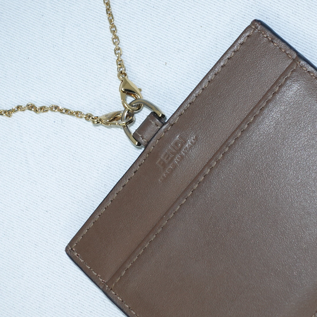 Portacarte Fendi marrone con catena