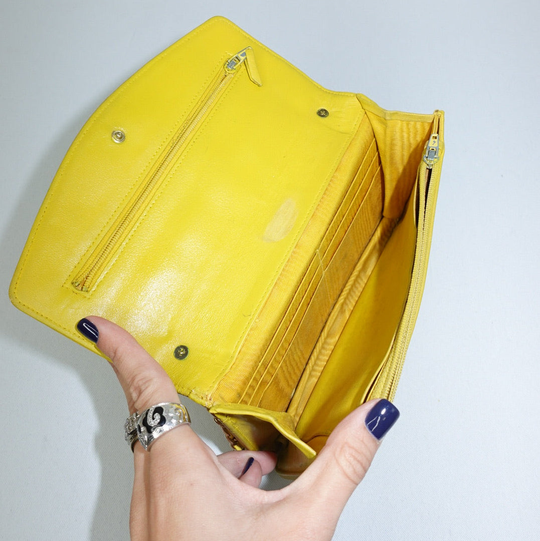 Portafoglio Chanel Vintage rielaborato con patta e catena in pelle caviale giallo senape con logo CC ricamato
