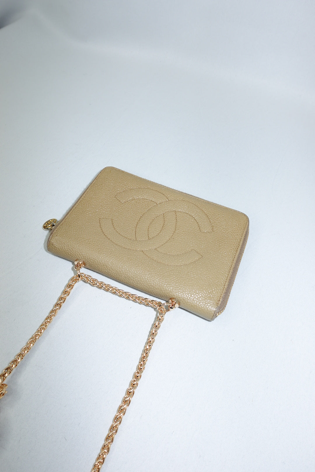 Portafoglio Chanel Vintage rielaborato medio con cerniera e catena in pelle caviale beige chiaro