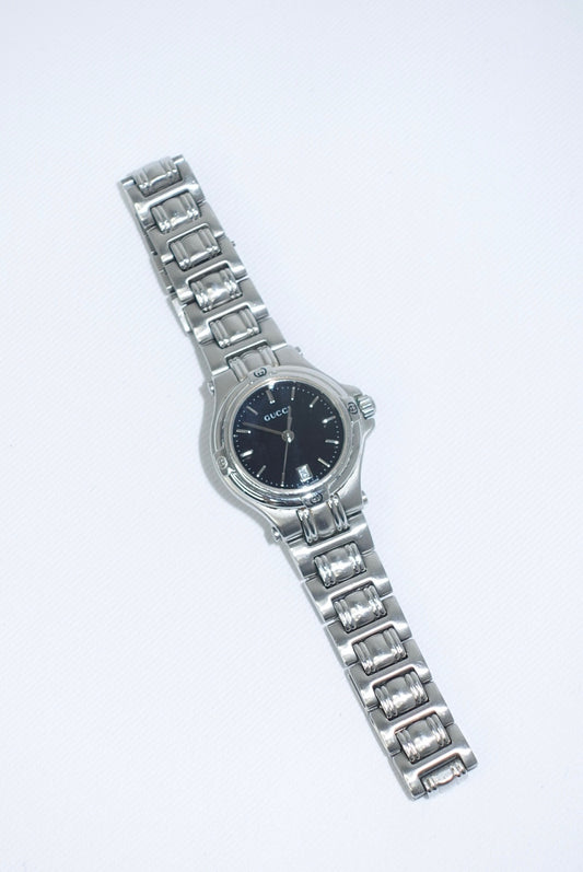 101. Gucci Vintage Silver Toned 9040L Quartz Black Dial Vintage Watch