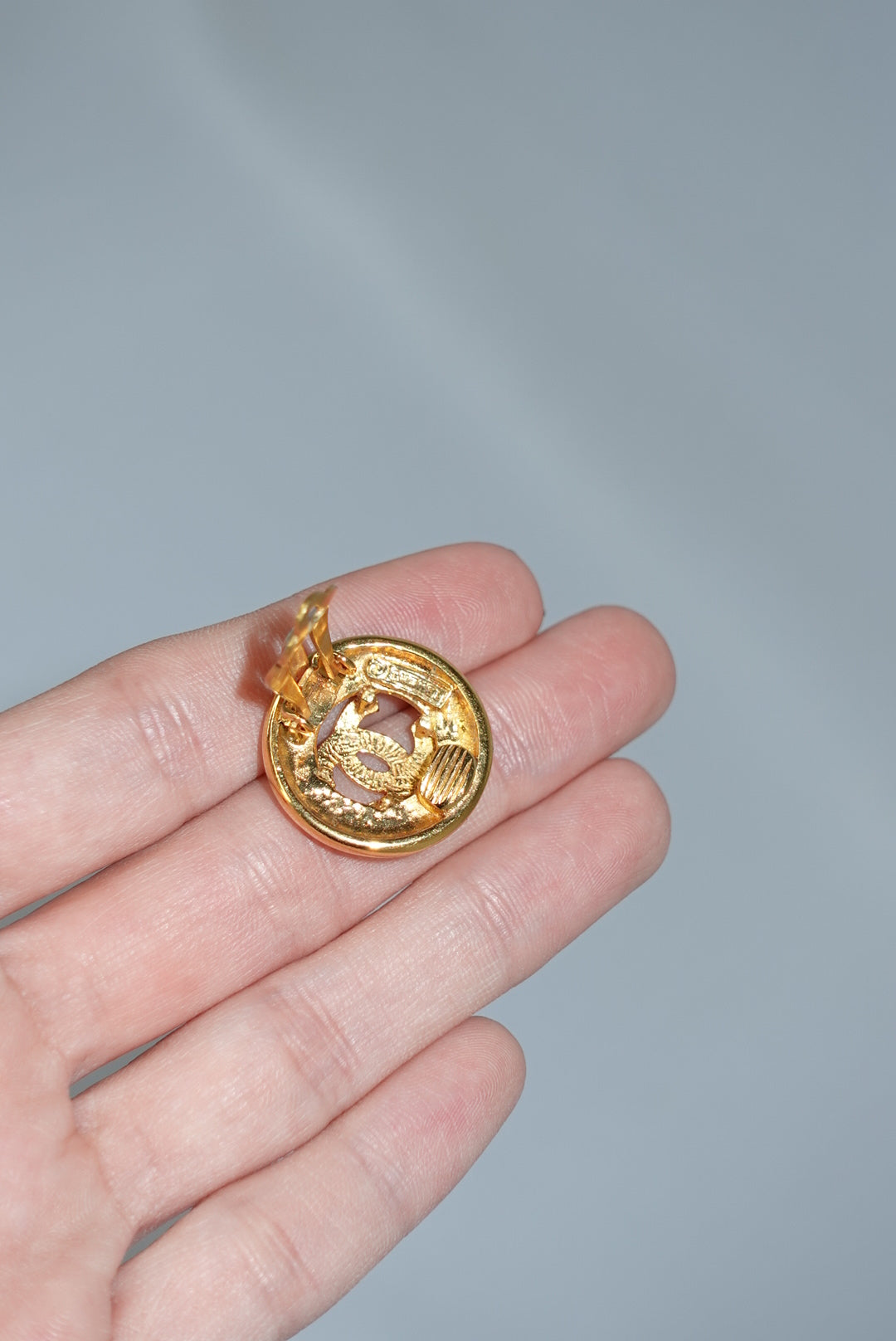 Orecchini vintage Chanel con clip e logo CC, placcati oro 24k