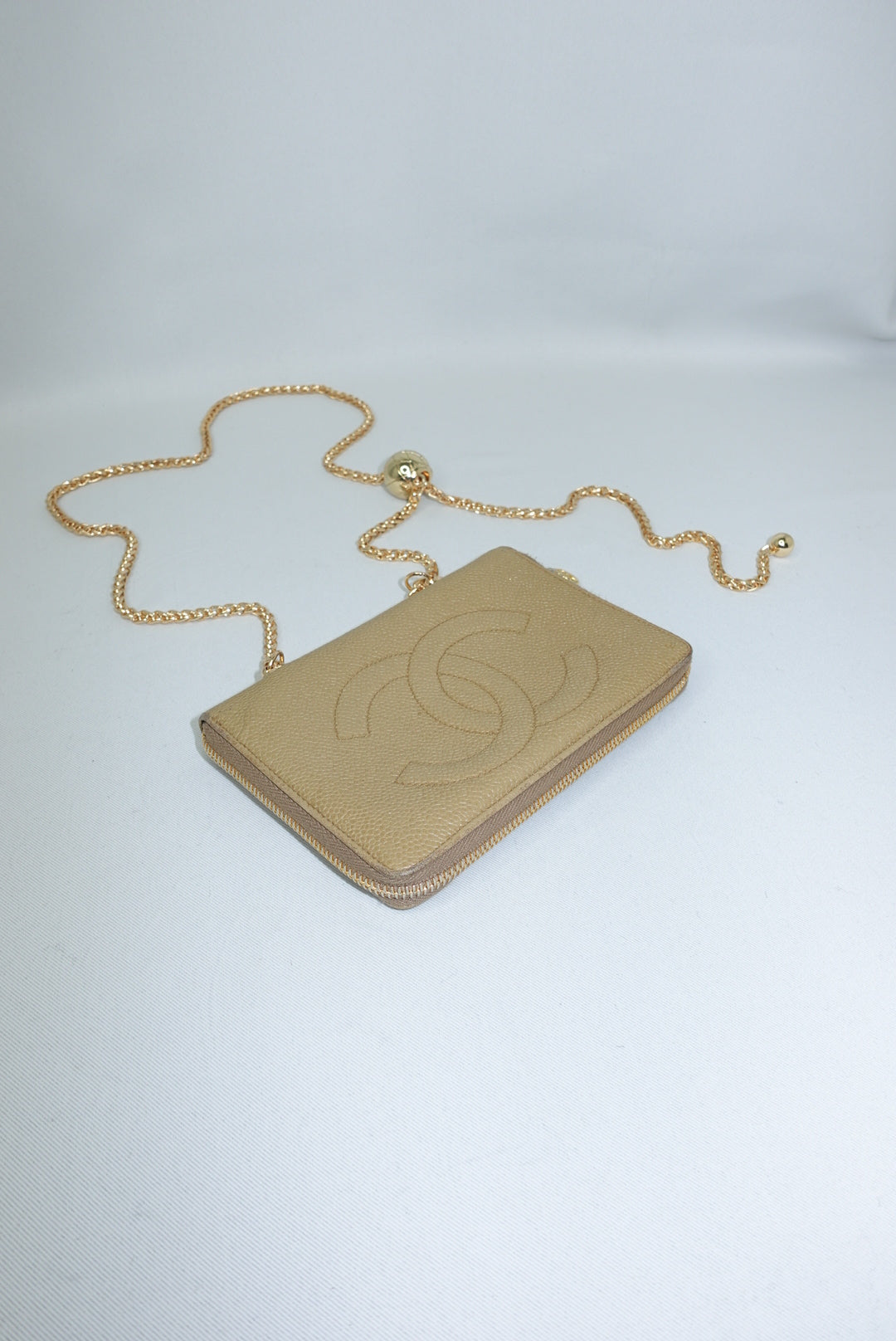 Portafoglio Chanel Vintage rielaborato medio con cerniera e catena in pelle caviale beige chiaro