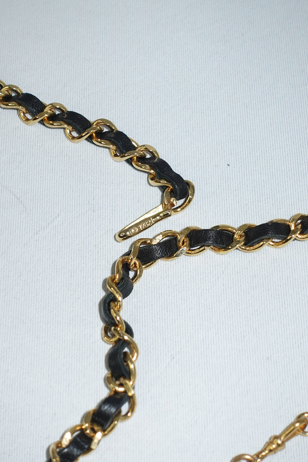 Cintura Chanel Vintage con catena a medaglione e pelle nera