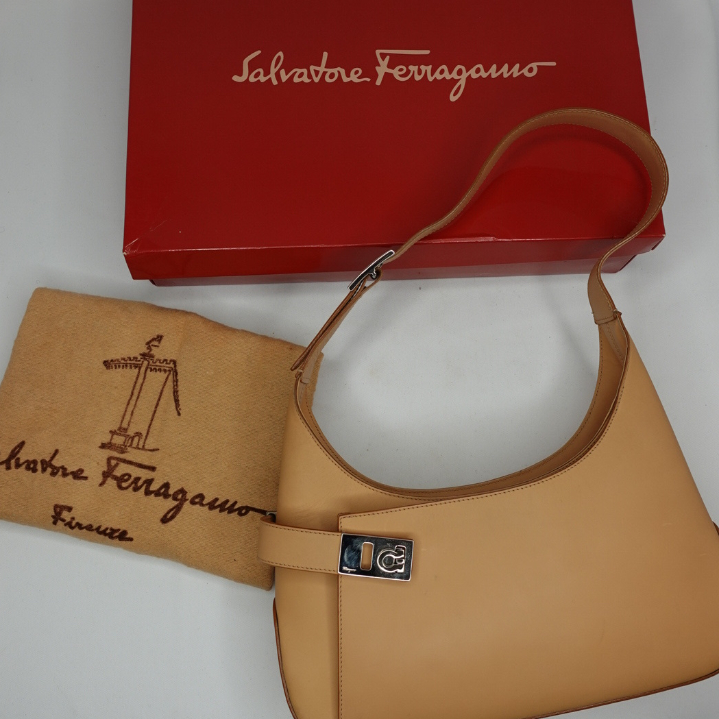 Ferragamo vintage tan leather shoulder bag with adjustable strap and Gancini detail