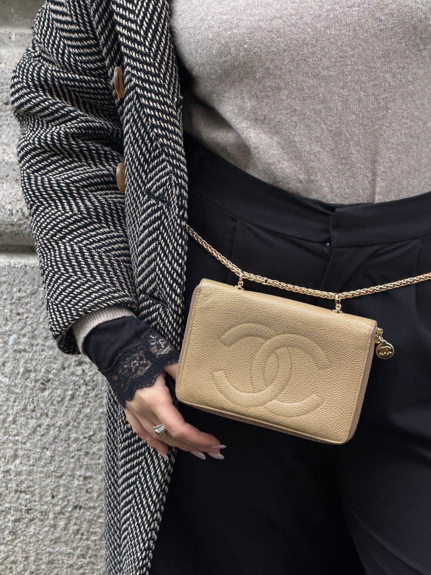 Portafoglio Chanel Vintage rielaborato medio con cerniera e catena in pelle caviale beige chiaro