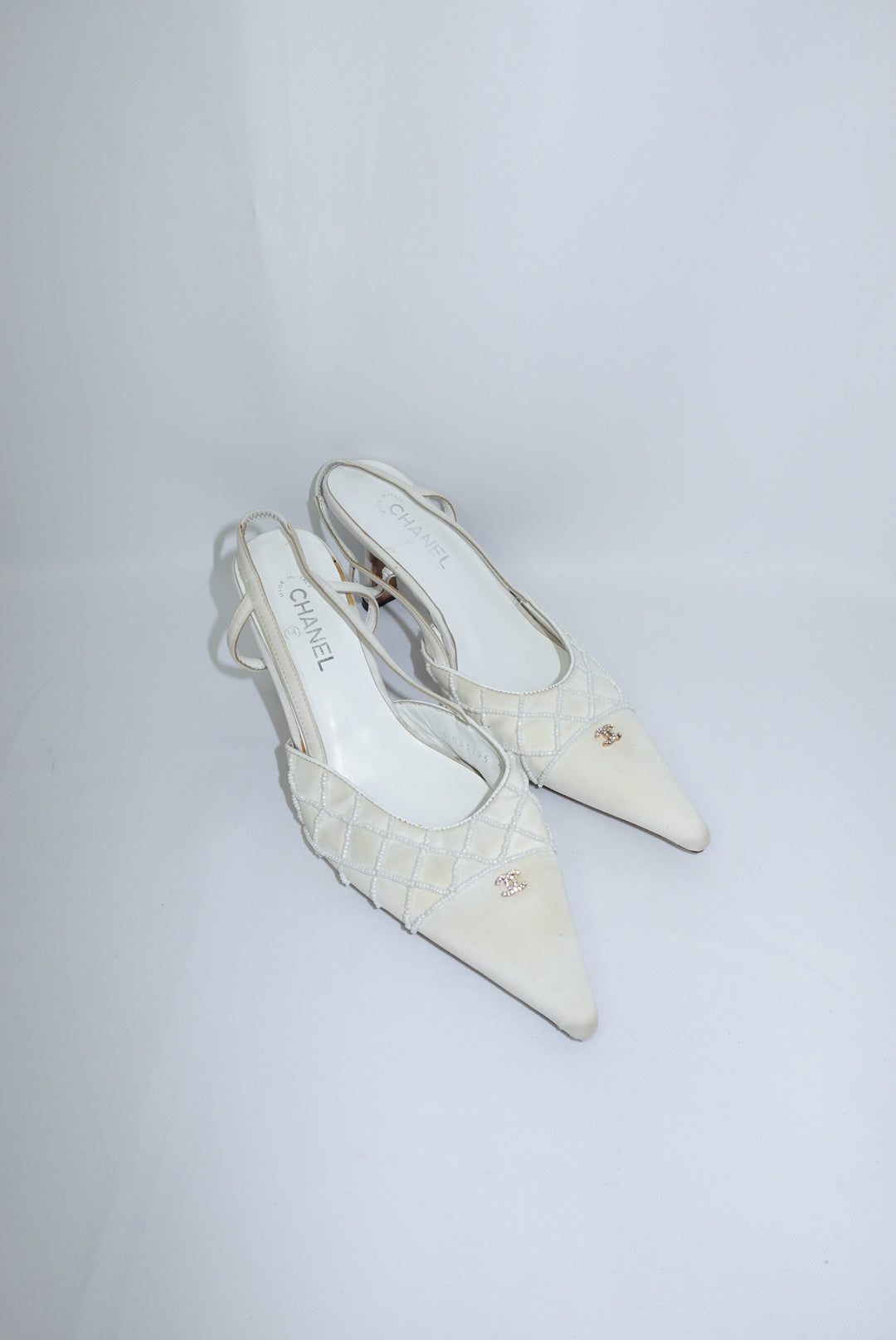 Chanel Quilted Pearl And Crystal Logo White Pointed Toe Kitten Heels Décolleté 40C