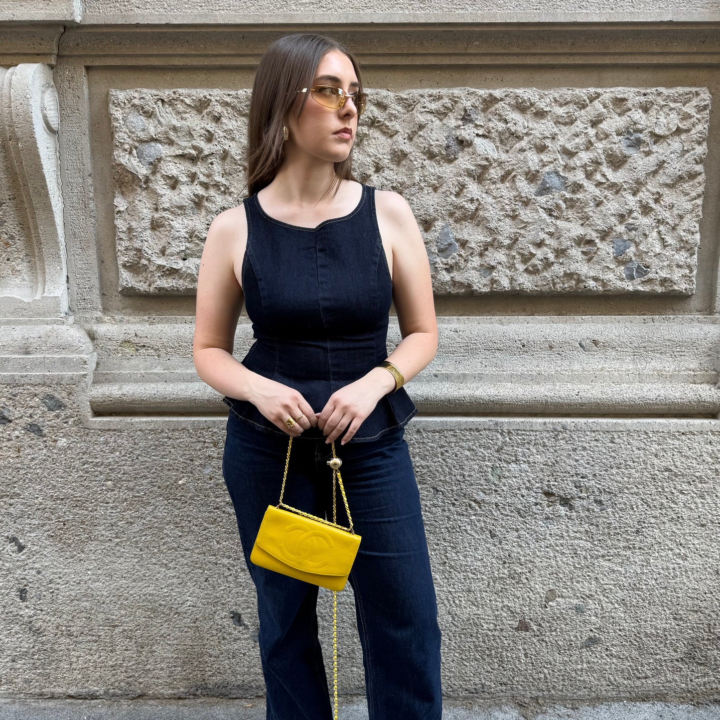 Portafoglio Chanel Vintage rielaborato con patta e catena in pelle caviale giallo senape con logo CC ricamato
