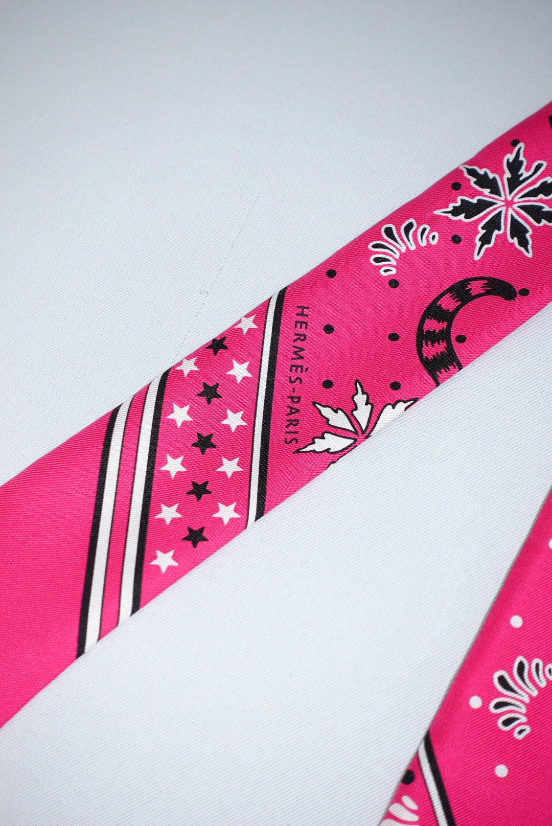 Hermes Twilly 風の民　ピンク Hermès Pink Twilly Scarf – MY VINTAGE ATTIRE