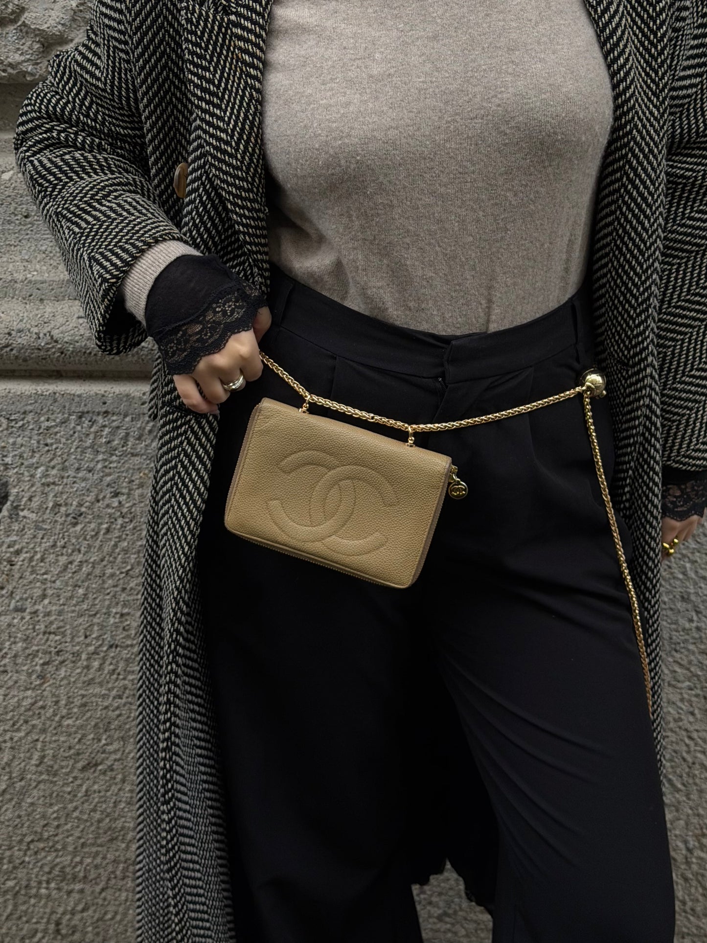 Portafoglio Chanel Vintage rielaborato medio con cerniera e catena in pelle caviale beige chiaro