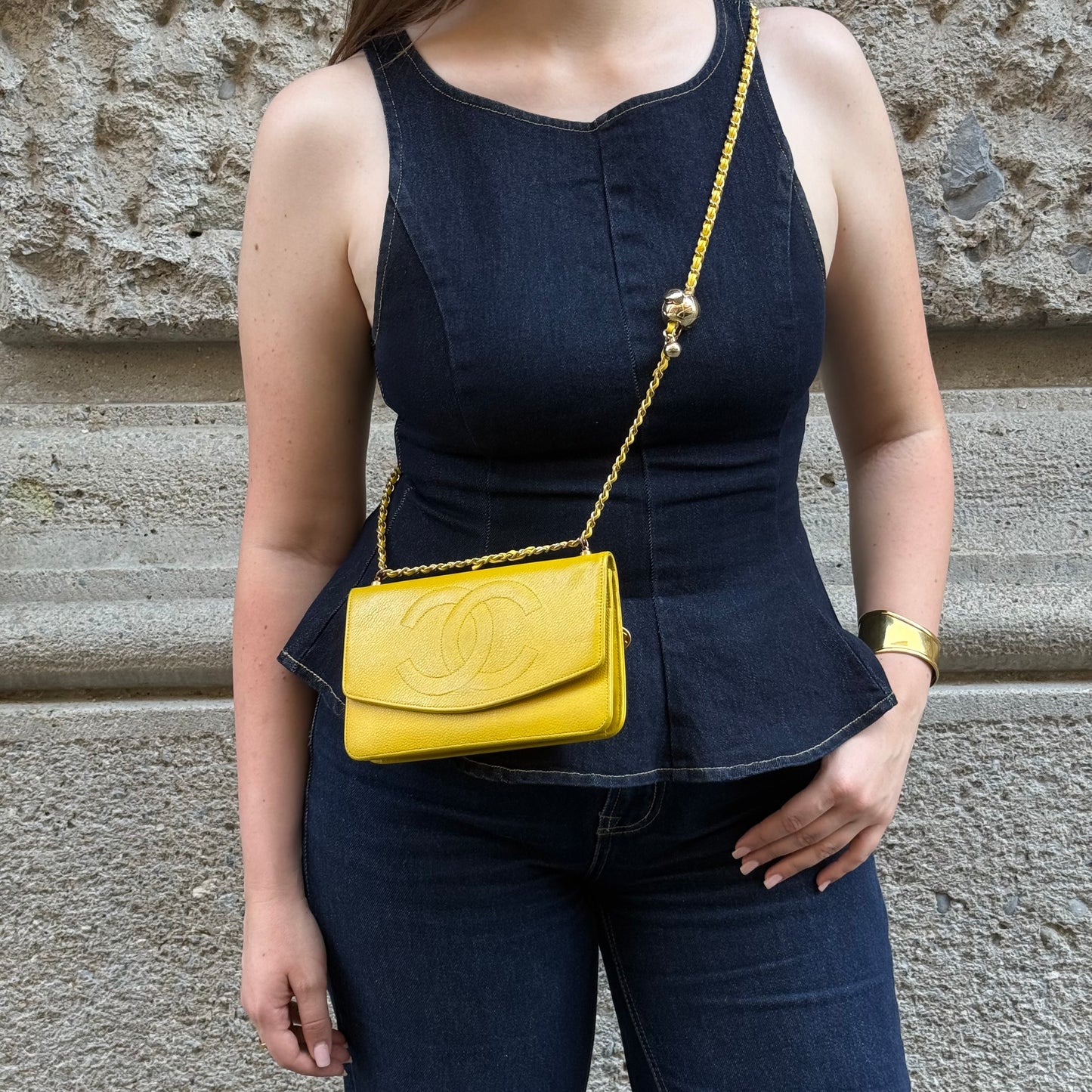 Portafoglio Chanel Vintage rielaborato con patta e catena in pelle caviale giallo senape con logo CC ricamato