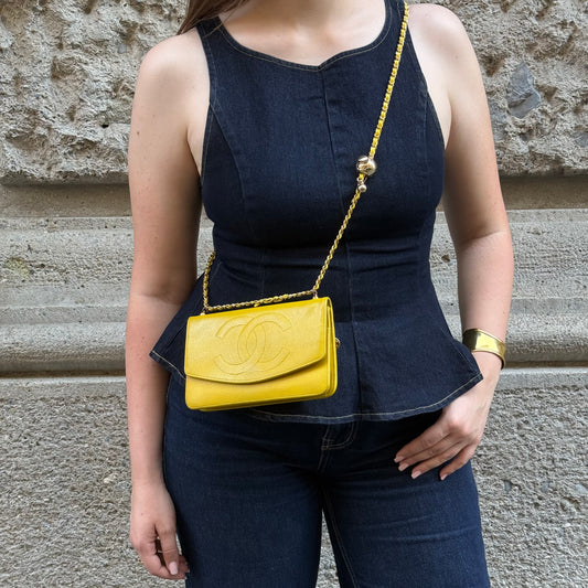 Portafoglio Chanel Vintage rielaborato con patta e catena in pelle caviale giallo senape con logo CC ricamato