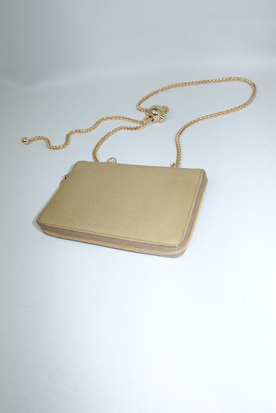 Portafoglio Chanel Vintage rielaborato medio con cerniera e catena in pelle caviale beige chiaro