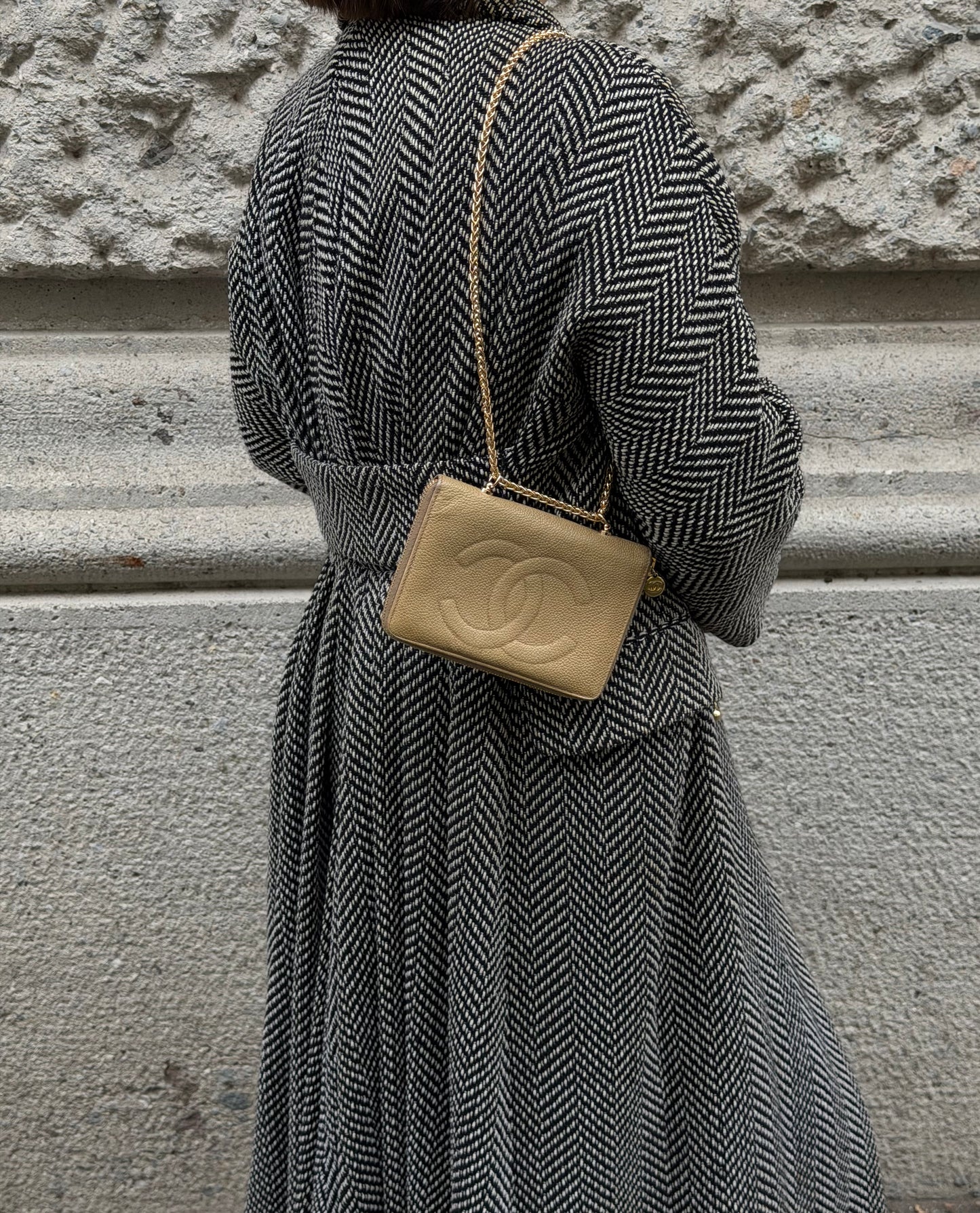 Portafoglio Chanel Vintage rielaborato medio con cerniera e catena in pelle caviale beige chiaro