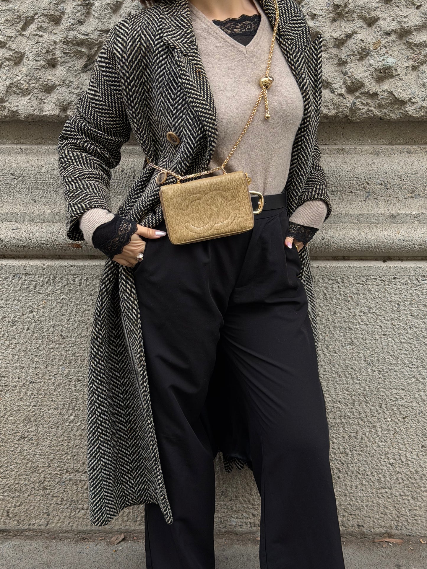 Portafoglio Chanel Vintage rielaborato medio con cerniera e catena in pelle caviale beige chiaro