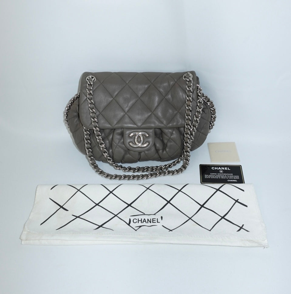 Chanel grey leather shoulder bag with wrap-around chain and quilted design