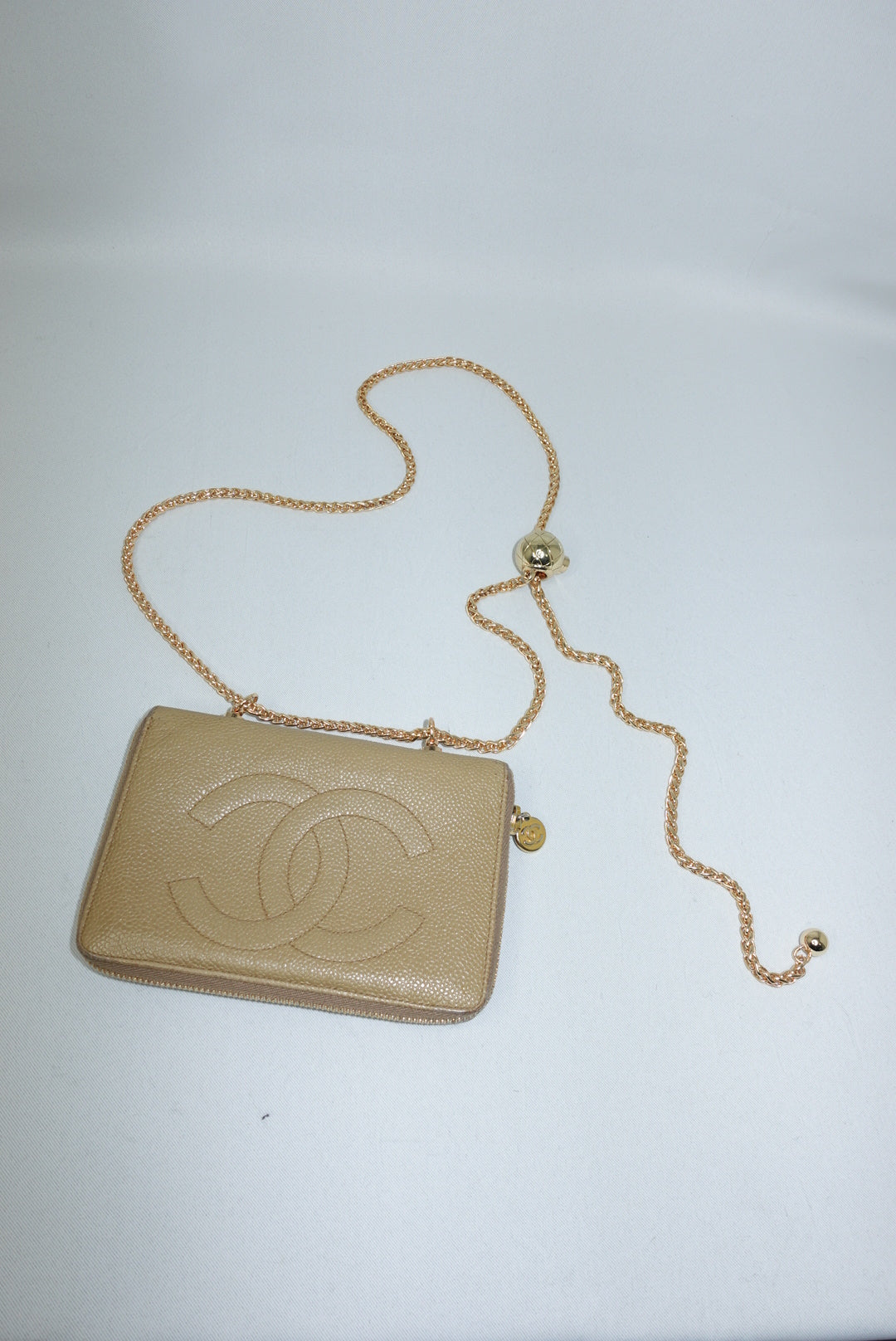 Portafoglio Chanel Vintage rielaborato medio con cerniera e catena in pelle caviale beige chiaro