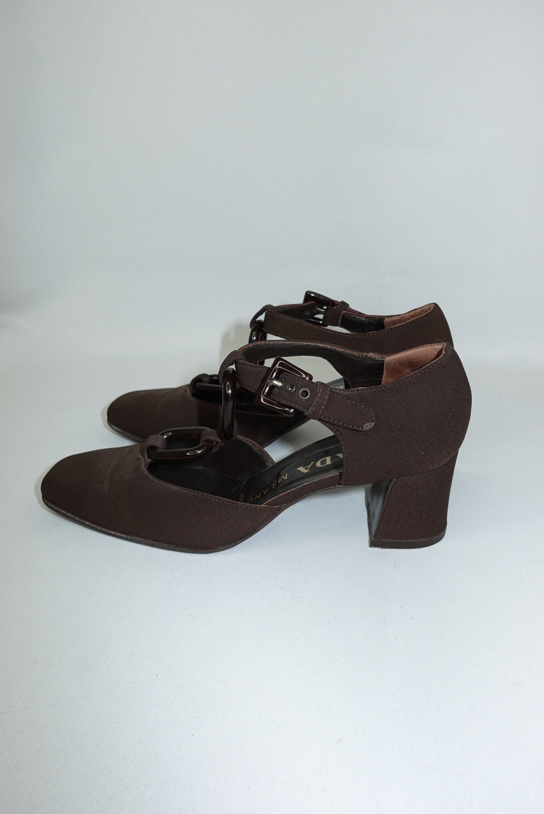 Décolleté vintage in tessuto tecnico marrone Prada