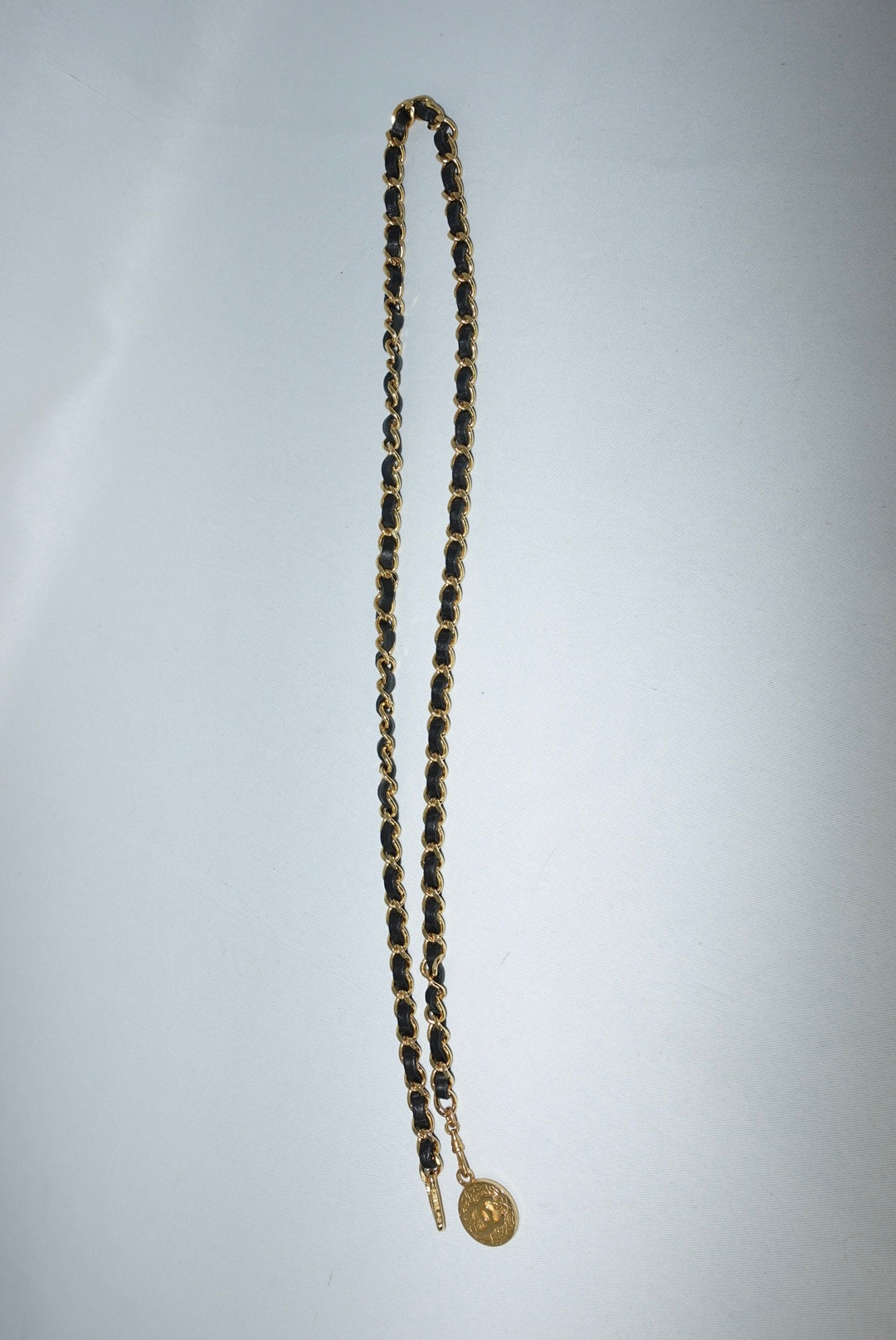 Cintura Chanel Vintage con catena a medaglione e pelle nera