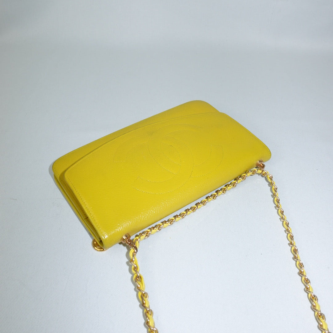 Portafoglio Chanel Vintage rielaborato con patta e catena in pelle caviale giallo senape con logo CC ricamato