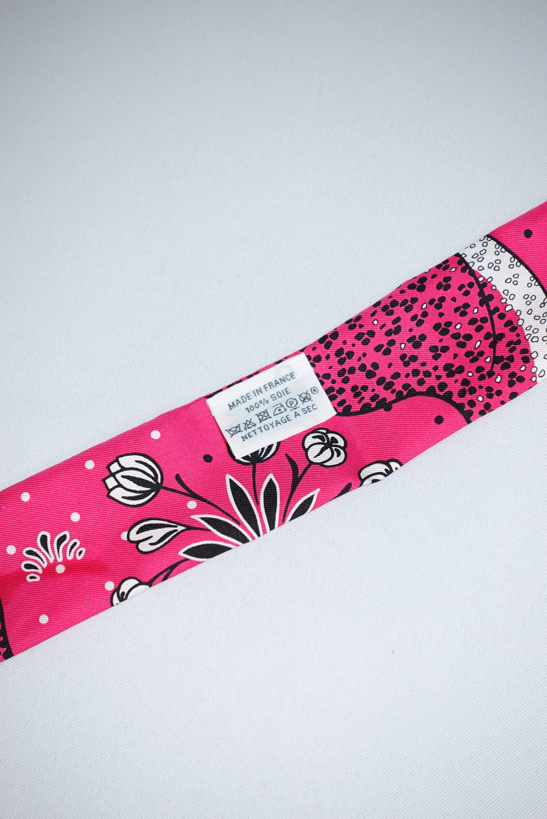 Hermes Twilly 風の民　ピンク Hermès Pink Twilly Scarf – MY VINTAGE ATTIRE
