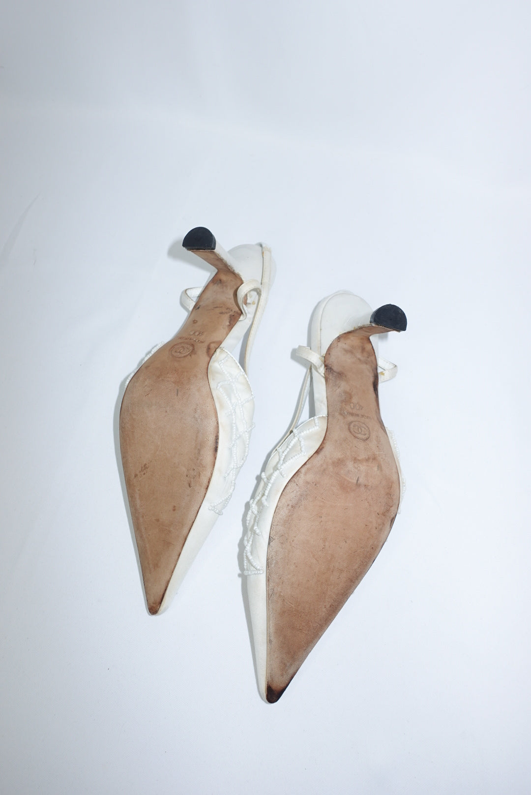 Chanel Quilted Pearl And Crystal Logo White Pointed Toe Kitten Heels Décolleté 40C