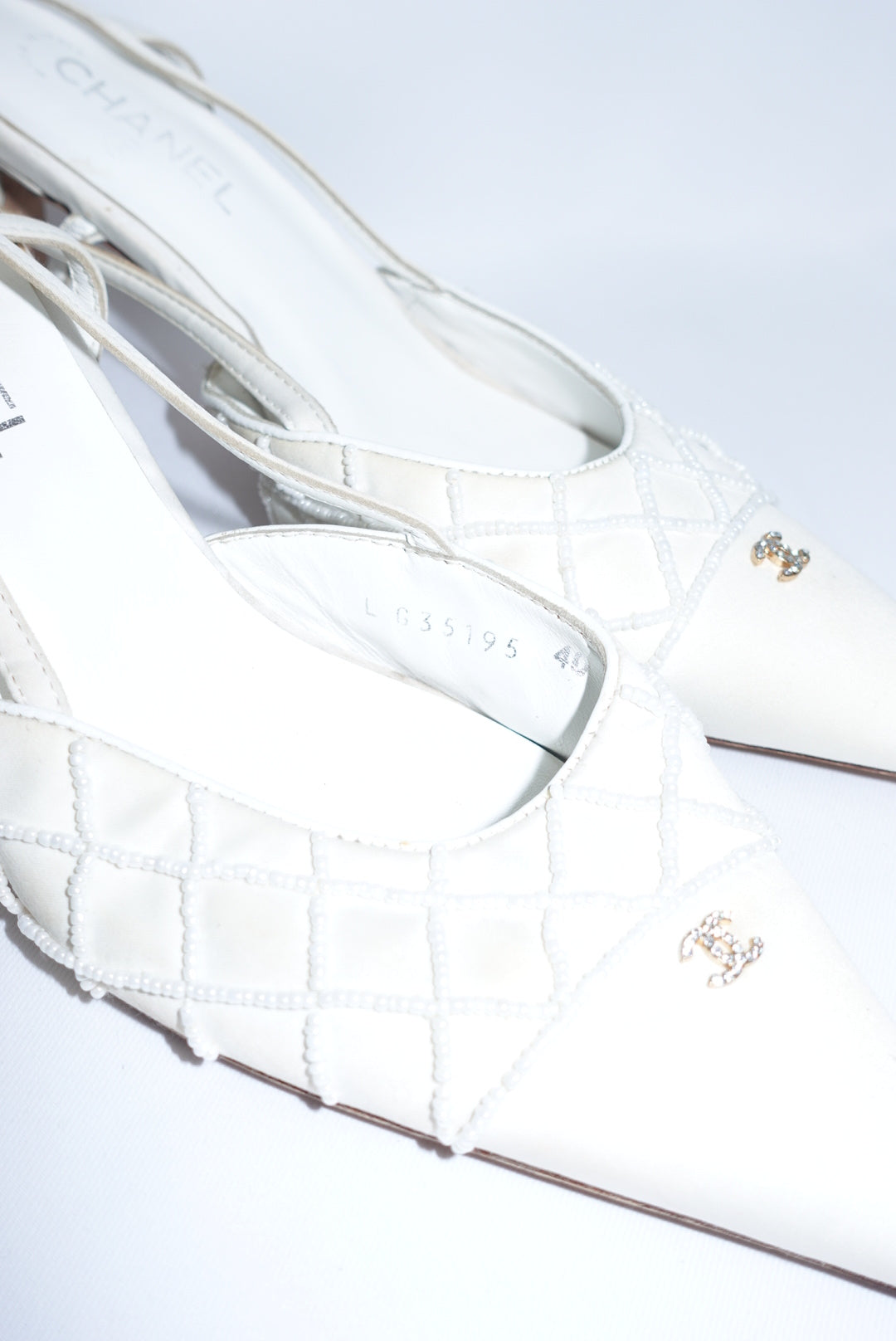 Chanel Quilted Pearl And Crystal Logo White Pointed Toe Kitten Heels Décolleté 40C
