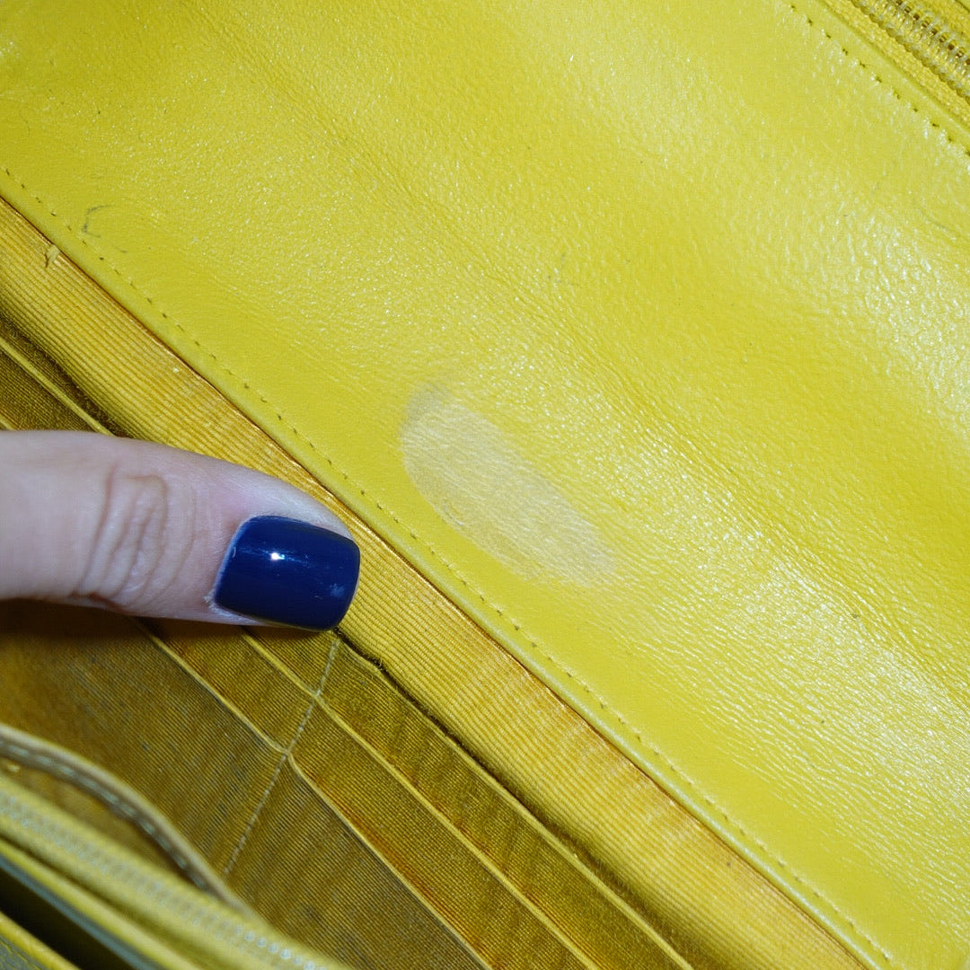 Portafoglio Chanel Vintage rielaborato con patta e catena in pelle caviale giallo senape con logo CC ricamato