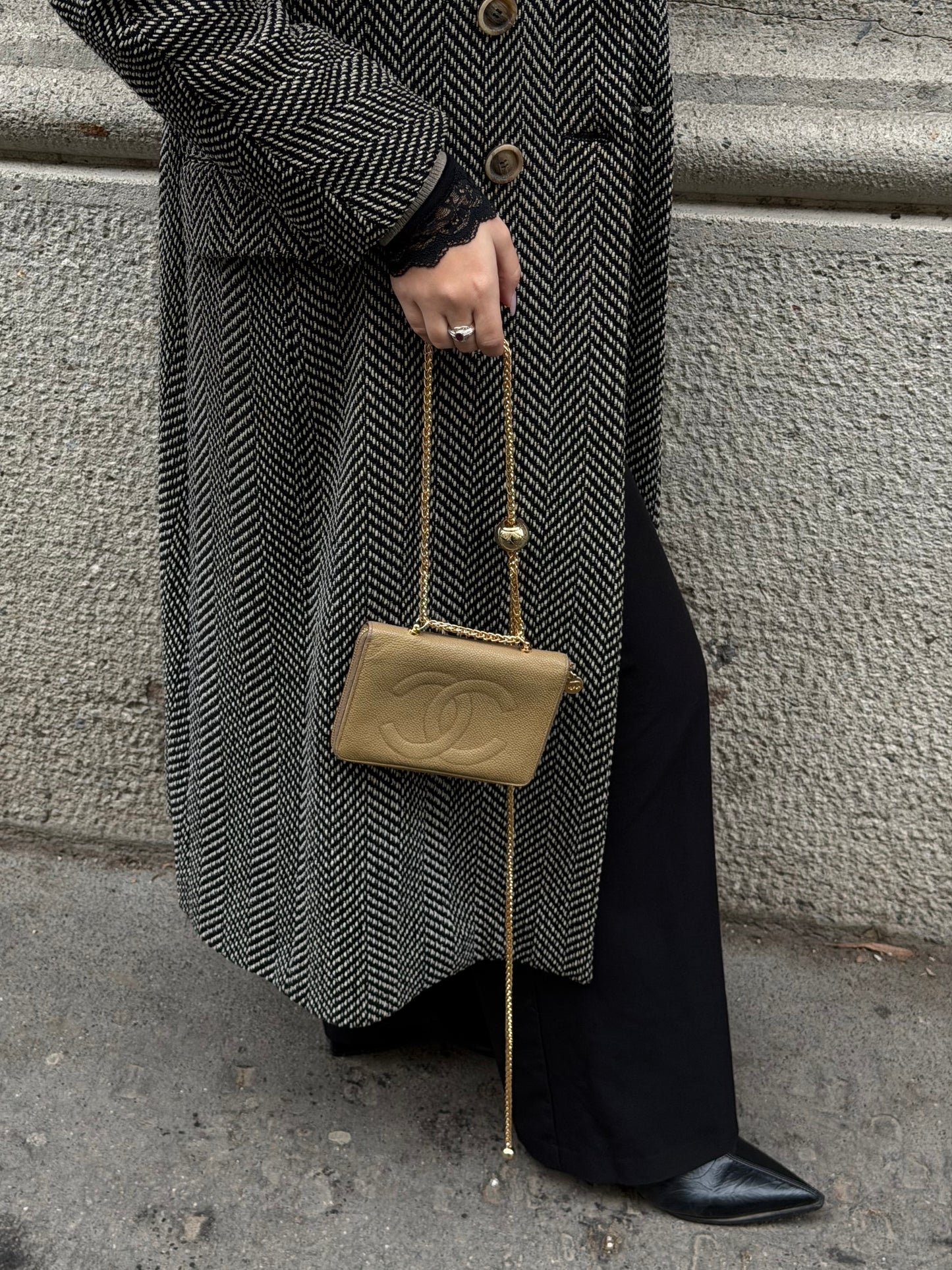 Portafoglio Chanel Vintage rielaborato medio con cerniera e catena in pelle caviale beige chiaro