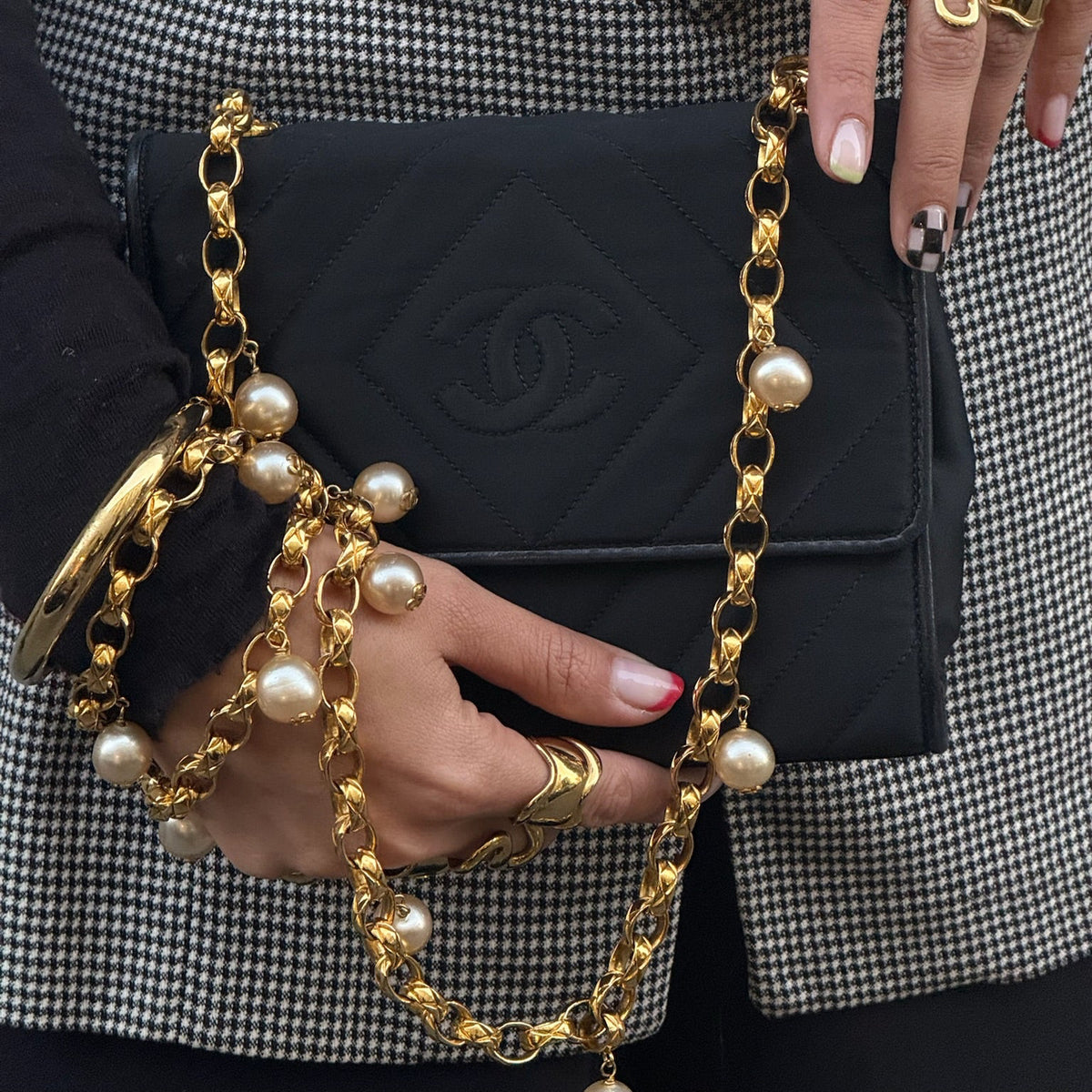 Borsa Chanel Vintage in raso con catena di perle e logo CC ricamato